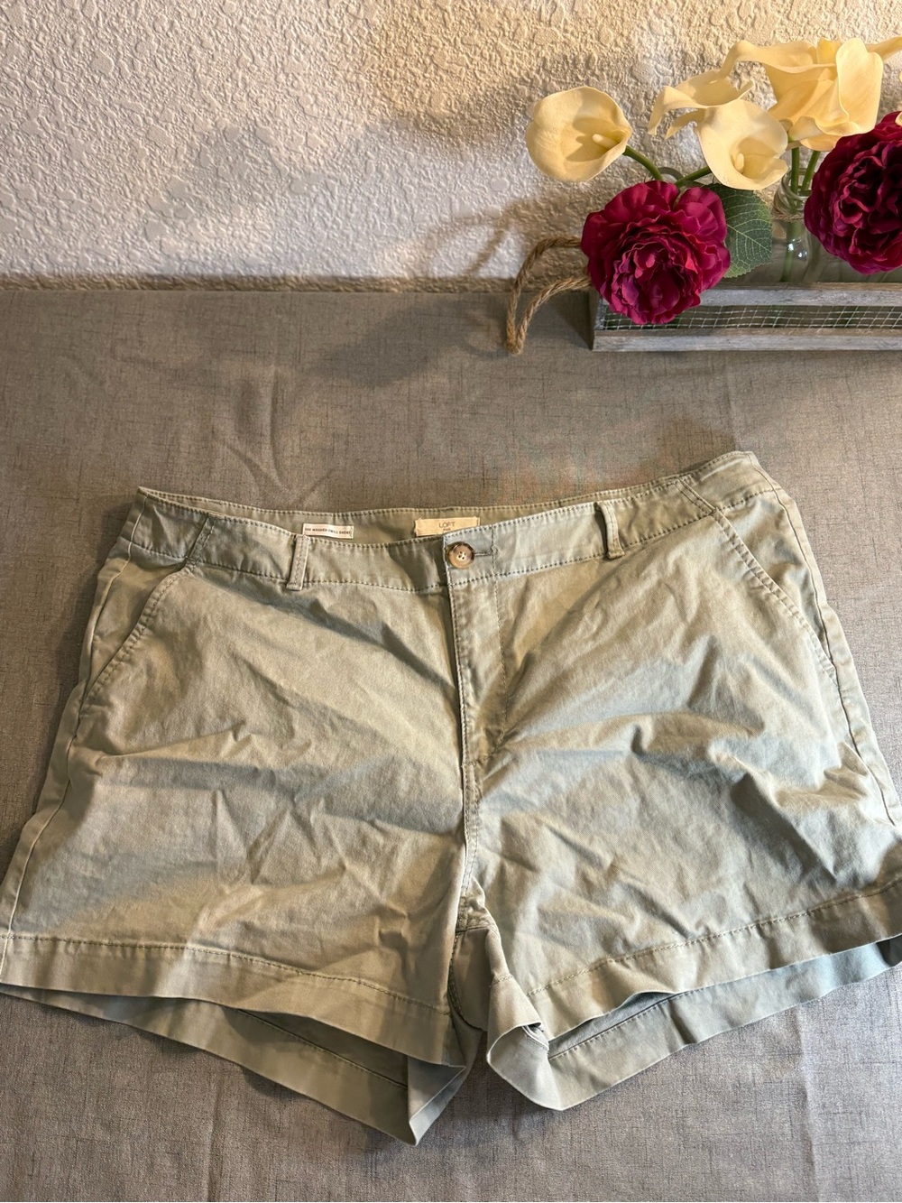 Loft Washed Twill Short Women’s‎ Size 18. Chino style. Sage green.